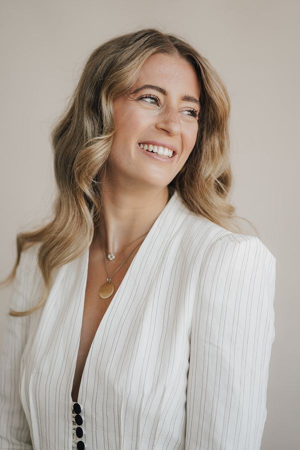 Joline Morgane Seiwert lachend im weißen Blazer
