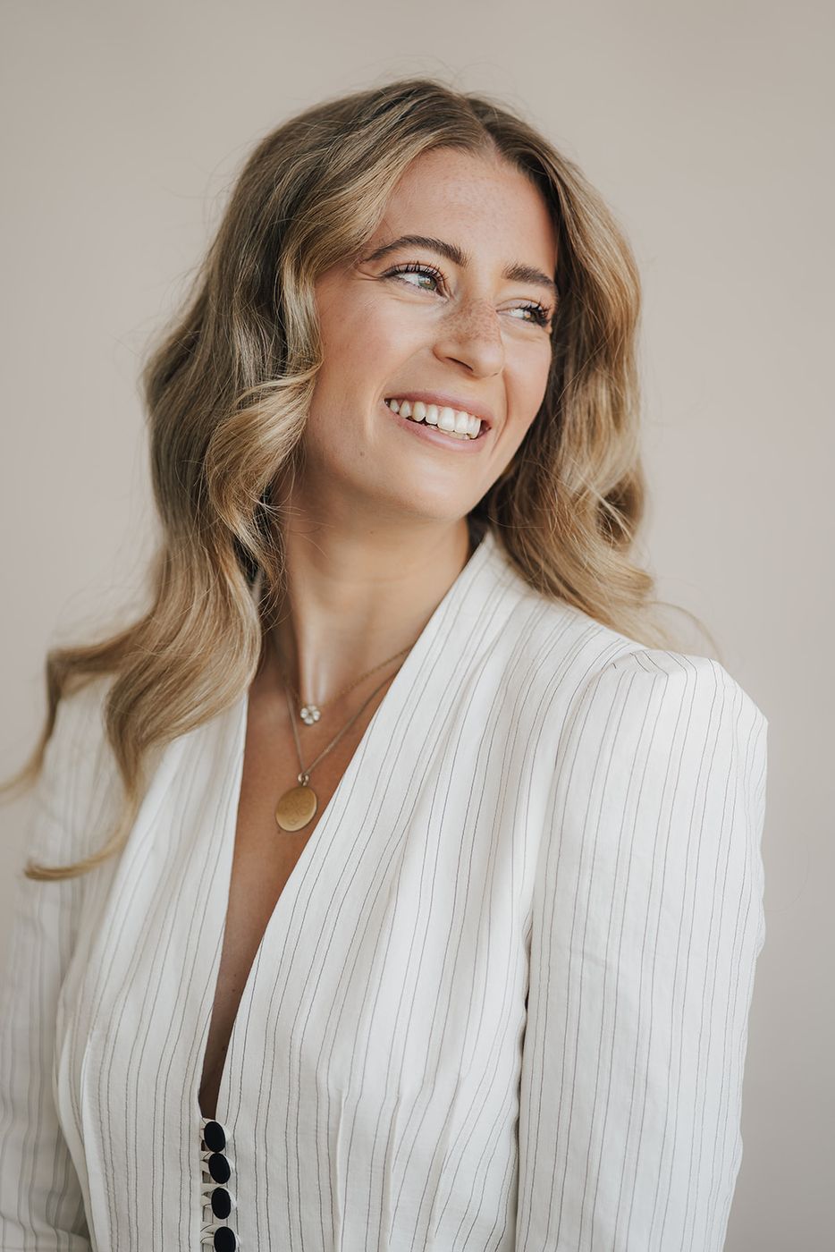 Joline Morgane Seiwert lachend im weißen Blazer