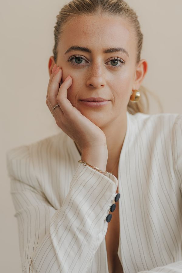 Nahaufnahme von Joline Morgane Seiwert, Hand am Gesicht