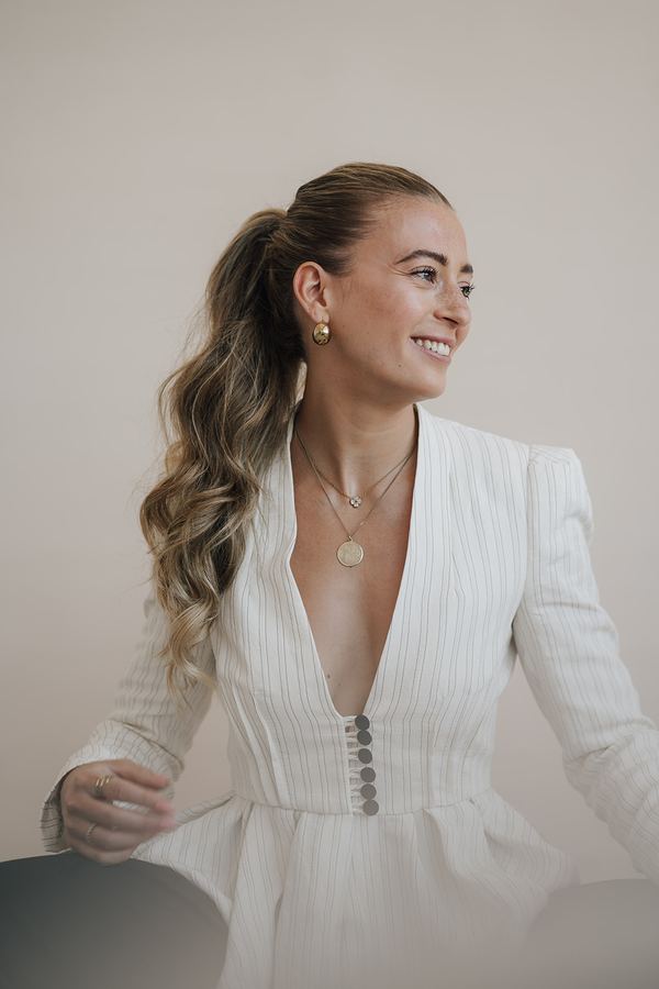 Joline Morgane Seiwert im weißen Blazer, Blick zur Seite