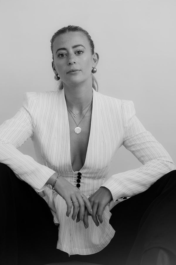 Schwarz-Weiß-Porträt von Joline Morgane Seiwert im weißen Blazer