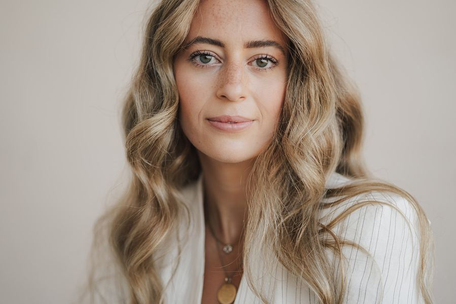 Joline Morgane Seiwert im weißen Blazer, Nahaufnahme